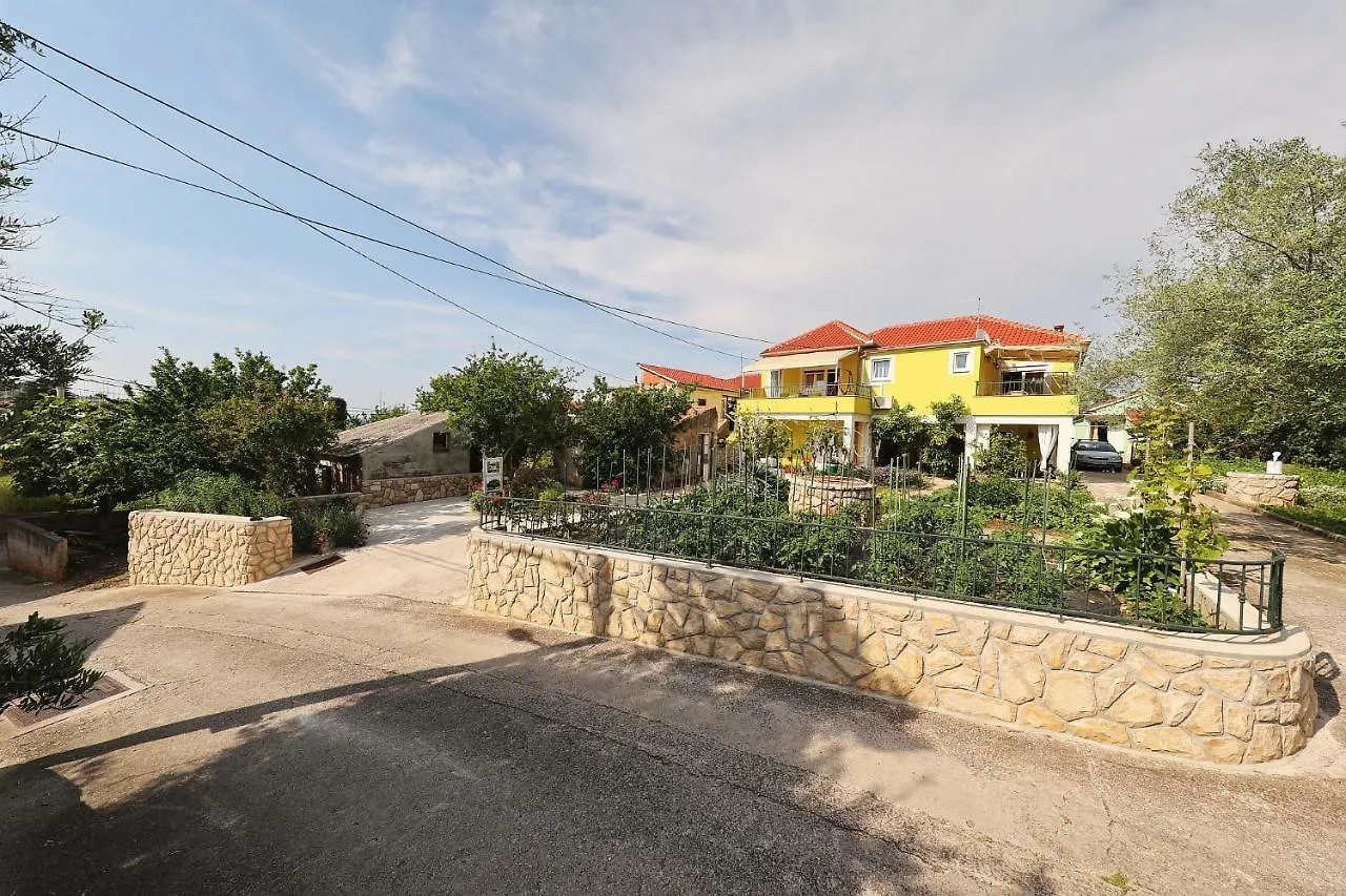 Senkini Dvori Apartamento Sutomiscica